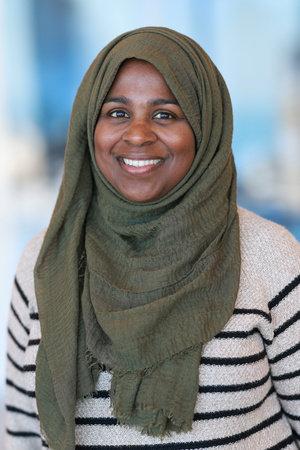 Nura Maznavi, author portrait