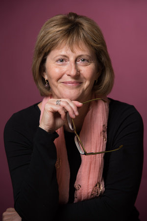 Lesley Kara, author portrait