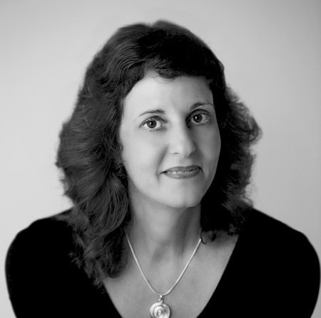 Roseanne Thong, author portrait