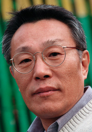 Hwang Sok-yong, author portrait