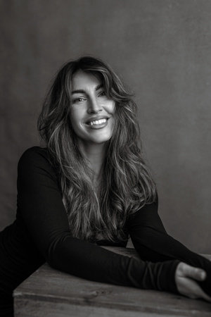 Lisa Dee, author portrait