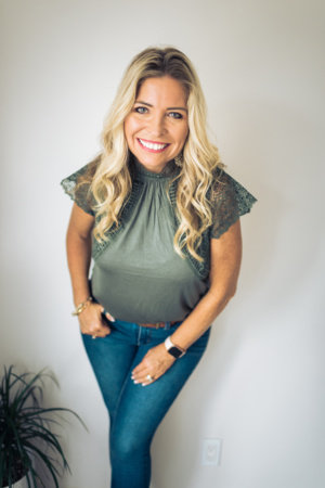 Amber Lia, author portrait