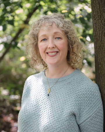 Jennifer Saint, author portrait