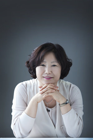 Sun-mi Hwang, author portrait