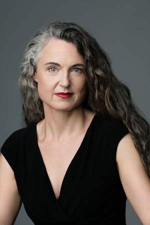 Jennifer Steil, author portrait