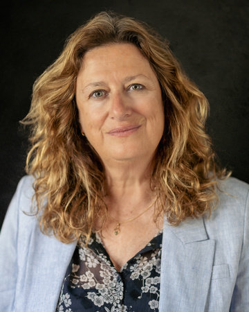 Elly Griffiths, author portrait